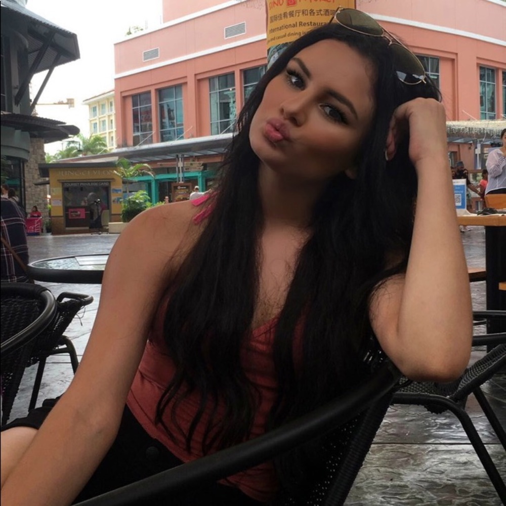 Meet your Posher, Adriana